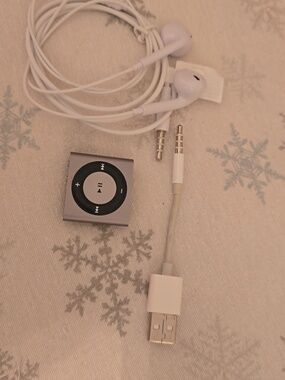 Mint Condition Apple iPod Shuffle 4th Gen - Silver - 2GB - w/ Original Cable